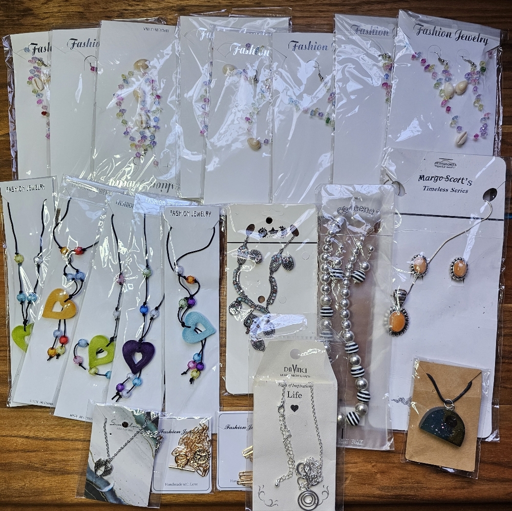 Packaged Costume Fashion Jewelry 21 Piece Lot